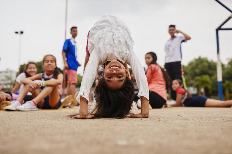 Combate el sedentarismo: beneficios del yoga para los niños