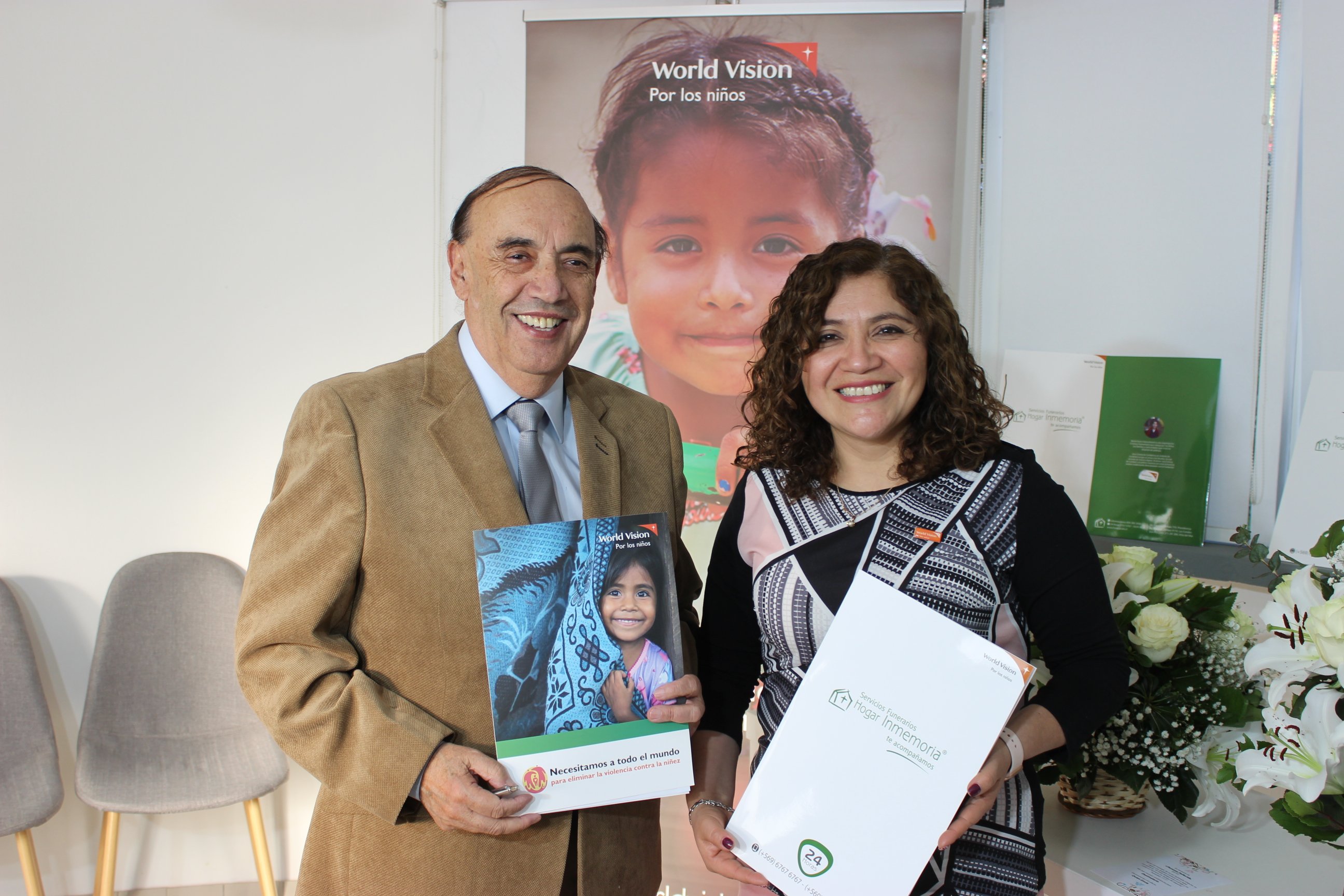 Sandra Contreras, Directora ejecutiva de World Vision, sosteniendo el documento que concreta la alianza con la funeraria Hogar Inmemoria