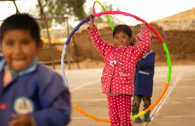 Niña haciendo ejercicios con un aro de hula