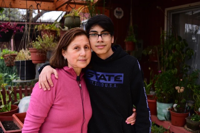 Madre abrazando a su hijo, respetando los derechos de los niños
