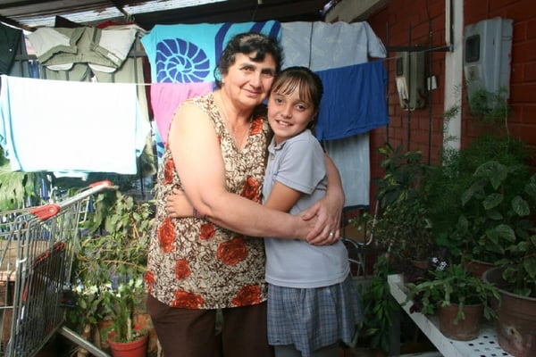 Madre abrazando a su hija