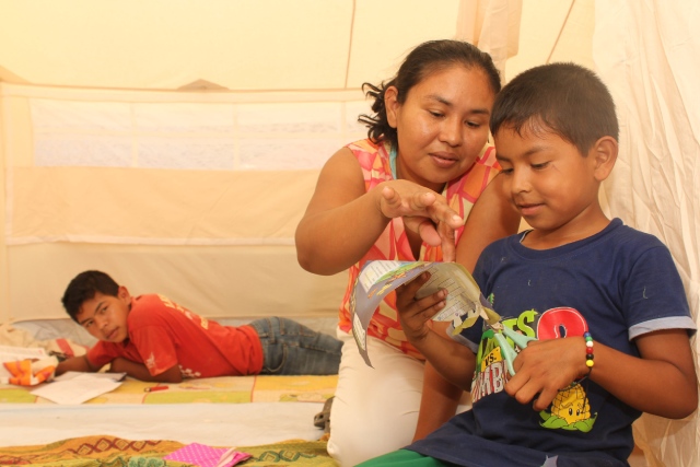 Mamá ayudándole a sus hijos con la tarea