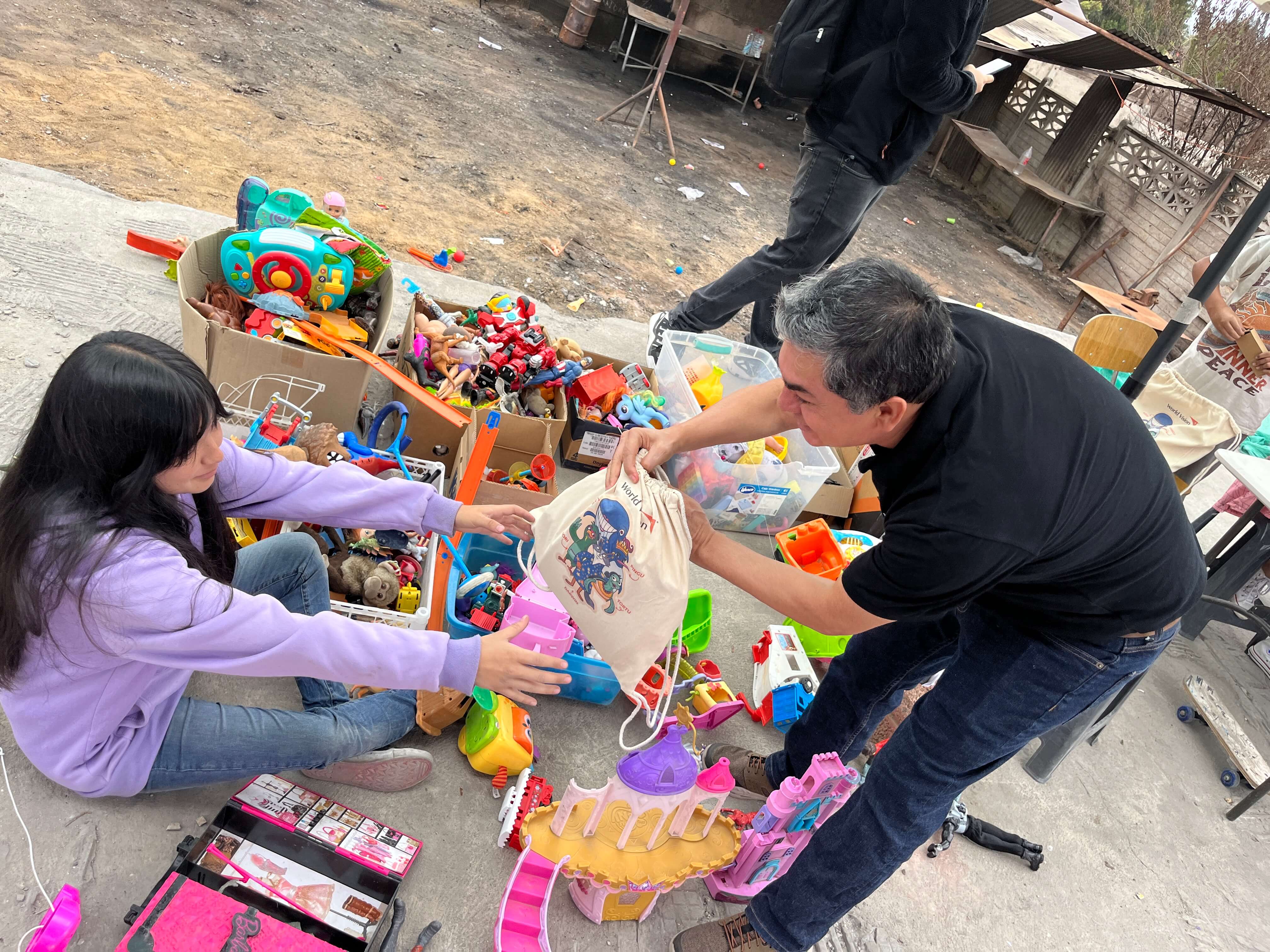 Niños y voluntarios de World Vision en Espacios Seguros durante los incendios de Valparaíso