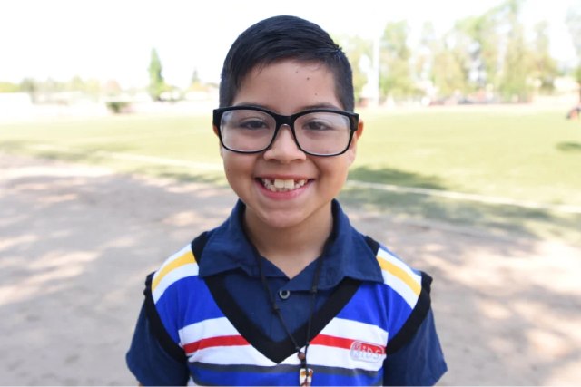 Niño feliz con alta autoestima