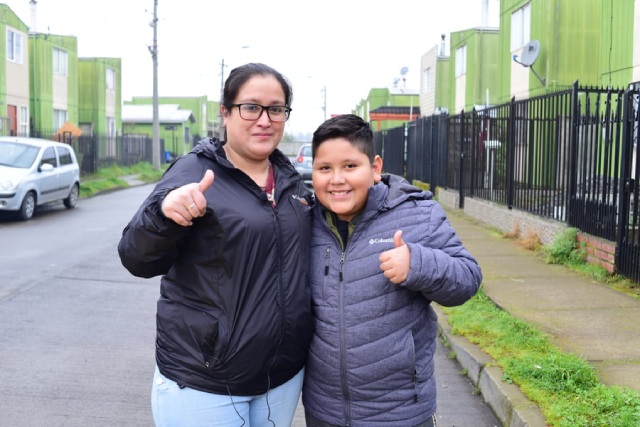 Niño y su mamá sonriendo con los pulgares arriba